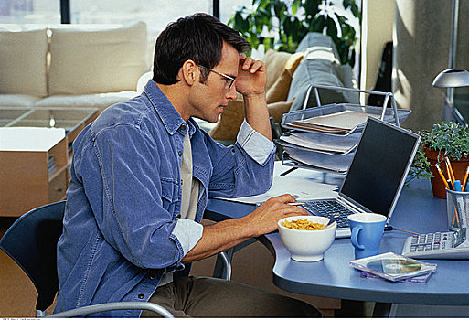 男人,坐,书桌,笔记本电脑