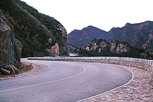 山间的盘山公路