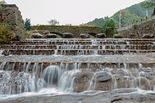 小河潺潺