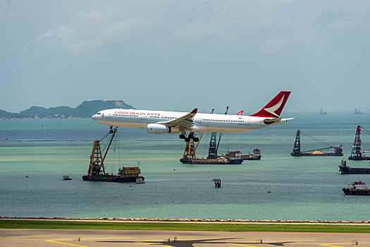 一架国泰港龙航空的客机正降落在香港国际机场