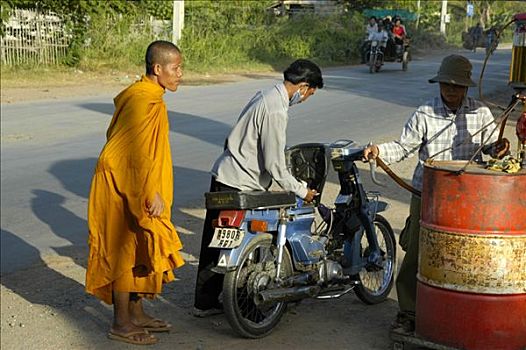 驾驶员,僧侣,原始,加油站,靠近,金边,柬埔寨,东南亚