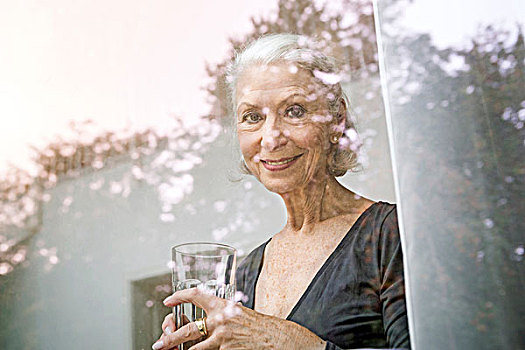 风景,窗户,老年,女人,拿着,大玻璃杯,看镜头,微笑