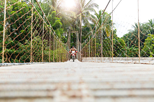 摩托车手,冲浪板,索桥,菲律宾