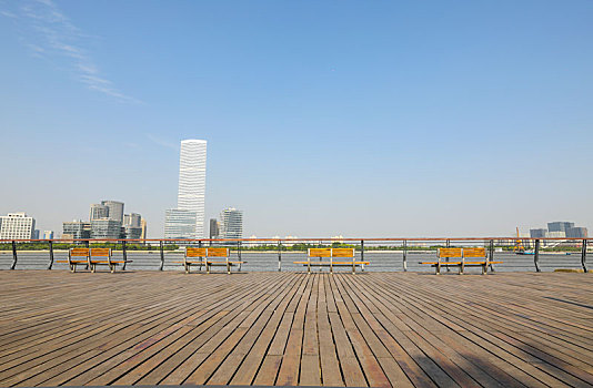 开阔的城市滨江广场观景平台