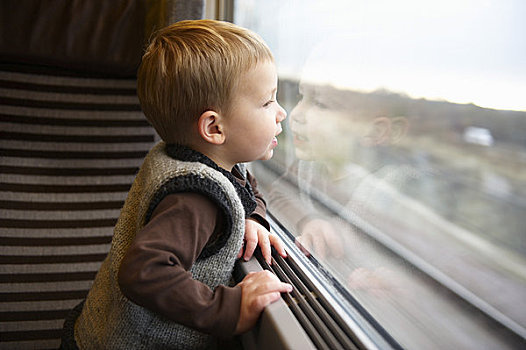 男孩,向外看,列车,窗户