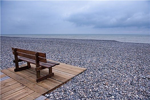 木制长椅,鹅卵石,海滩