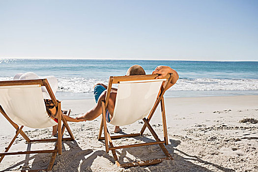 可爱,情侣,海滩,躺着,折叠躺椅