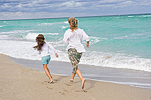 女人,跑,女儿,海滩