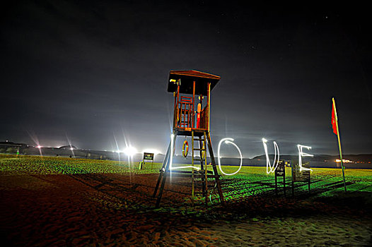 亚龙湾沙滩上救生员瞭望塔和光绘love