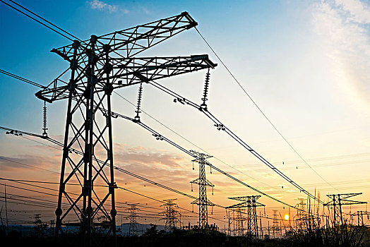 高壓電樁和變電站,日落