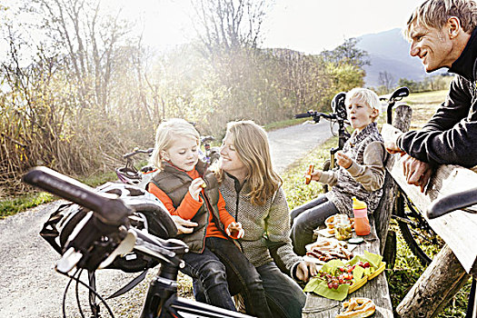 家庭,自行车,休息,长椅,路边,吃,野餐,微笑