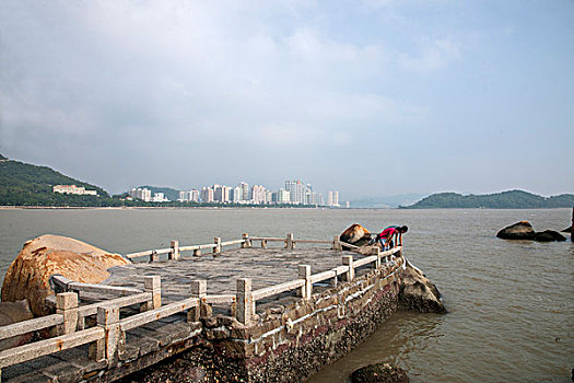 广东省珠海市情侣中路海滨,珠海渔女,景区廊桥