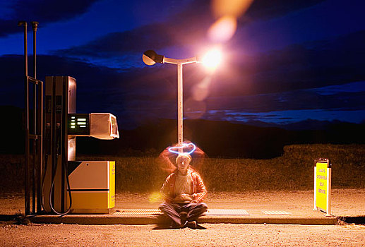 男青年,坐在地板上,加油站,光环,形状,高处,头部