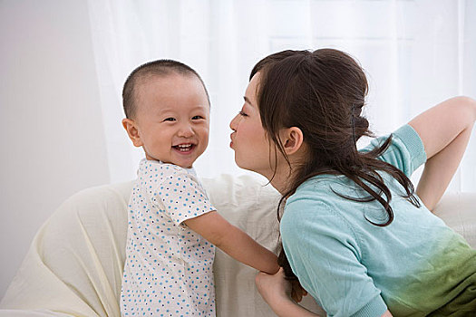 在沙發(fā)上玩耍的母子