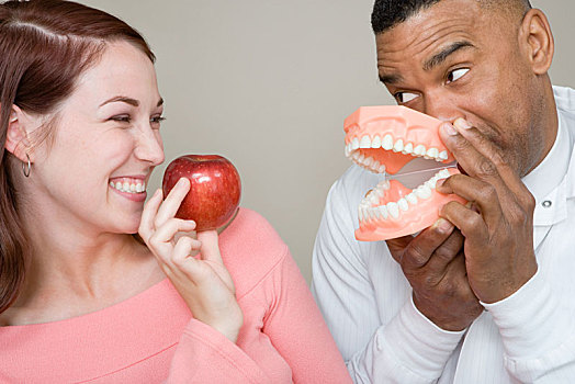 牙医,女人,拿着,苹果,假牙