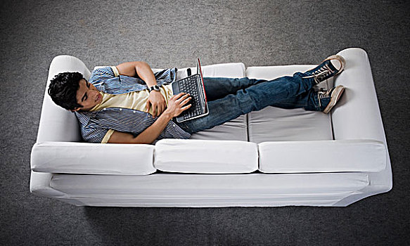 俯拍,一个,男人,躺着,沙发,工作,笔记本电脑