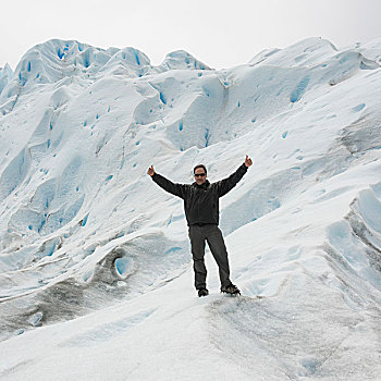 男人,展示,竖大拇指,莫雷诺冰川,洛斯格拉希亚雷斯国家公园,圣克鲁斯省,巴塔哥尼亚,阿根廷