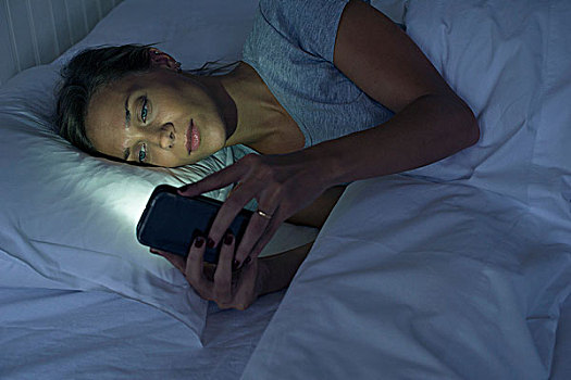 女人,卧,床上,智能手机