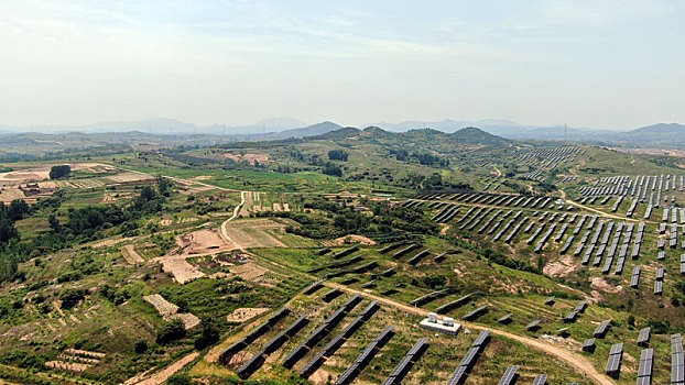 山东省日照市,数万个光伏太阳能漫山遍野,成为助农脱贫致富利器