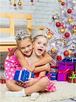 女孩,搂抱,坐,地毯,礼物,圣诞树
