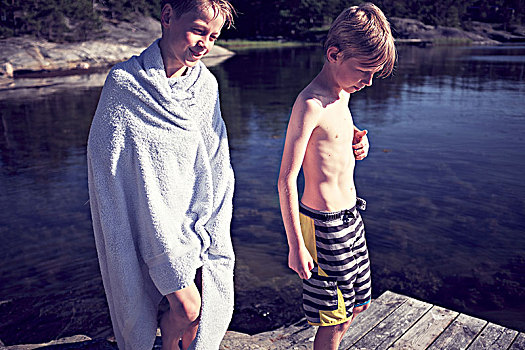 两个男孩,湖