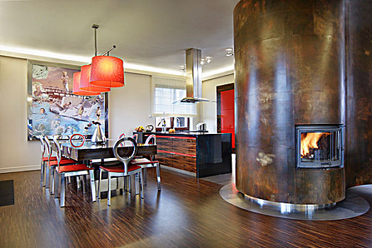 就餐区,厨房,暗色,木头,不锈钢,红色,弯曲,分隔,壁炉