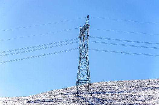 新疆高海拔雪山上的高压线塔