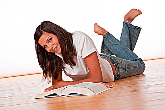 高兴,青少年,躺下,书本,木地板