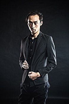 亚洲男子