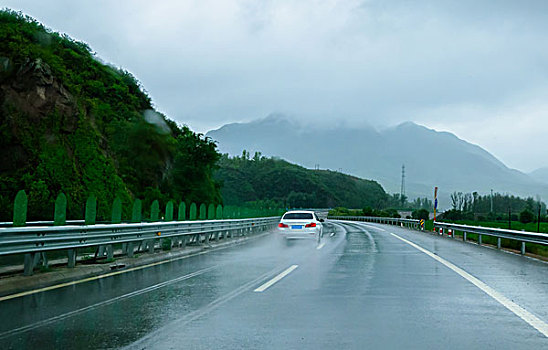 山间公路穿行于云雾之中