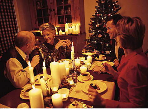 坐,桌子,靠近,圣诞树,吃饭,甜点