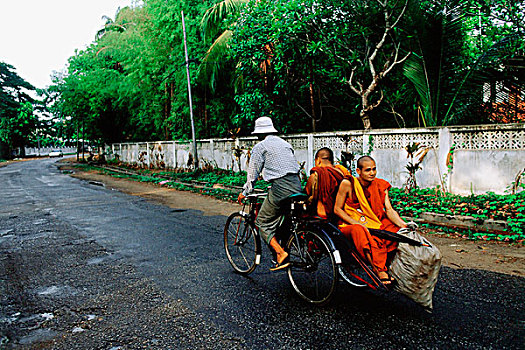 缅甸,仰光,僧侣,自行车