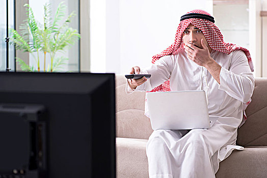 阿拉伯人,看电视,在家