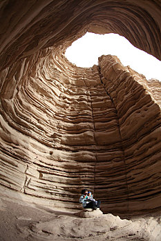 新疆哈密大海道神仙洞,中空擎天岩柱,沉积时光隧道