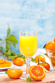 木底上的蜜橘和一杯橘子汁