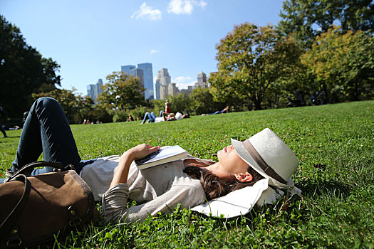 侧视图,女人,放松,中央公园,纽约