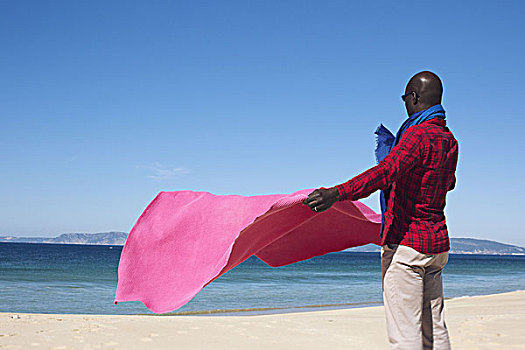 男人,海滩,拿着,毯子,微风