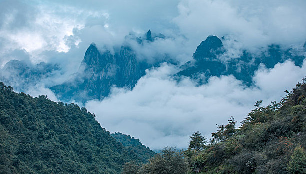 川西贡嘎群峰云雾图