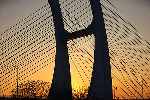 夕阳下的斜拉桥