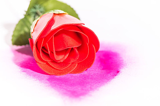 红色玫瑰花和心形绘画,爱情背景