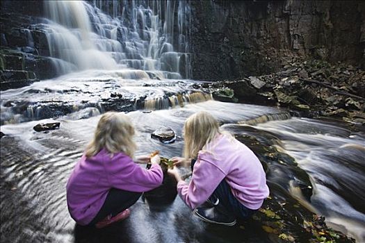 两个女孩,瀑布,瑞典