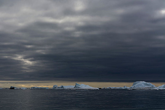 冰山,乌云,斯瓦尔巴特群岛,挪威