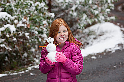红发,女孩,正面,积雪,树,穿,粉色,手套,外套,拿着,雪人,看别处,微笑