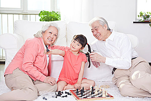 一对老年夫妇和孙女下围棋