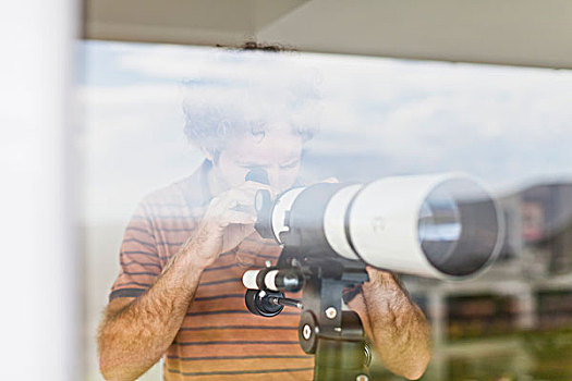 男人,望远镜,窗边