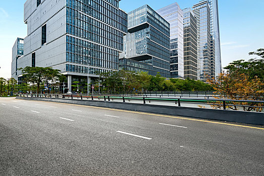 公路和现代城市建筑,深圳金融中心