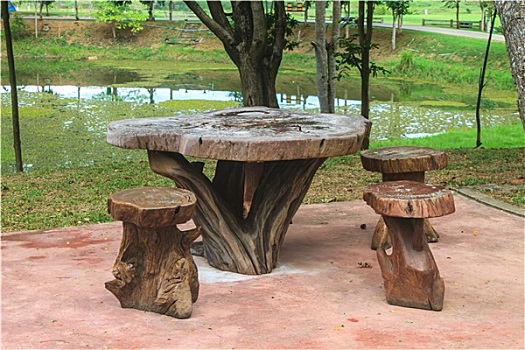 木桌子,椅子,花园