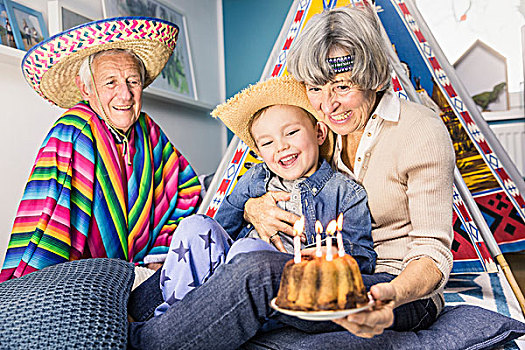 老年,夫妻,孙子,庆贺,生日蛋糕,客厅,地面