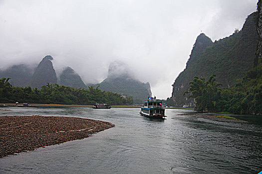 广西桂林漓江烟雨倒影游船