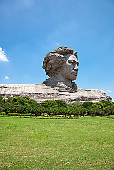 青年毛泽东雕像
